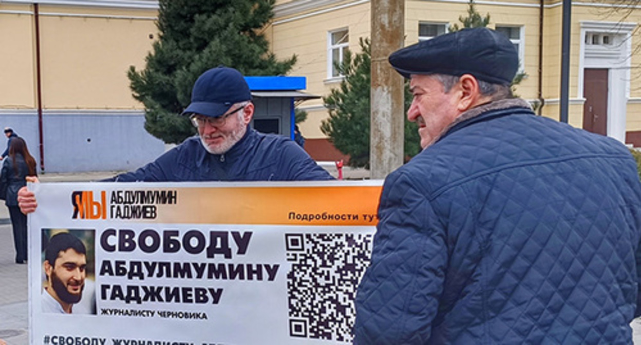Magomed Magomedov at a solo picket. Photo by the "Caucasian Knot" correspondent Magomed Magomedov at a solo picket. Photo by the "Caucasian Knot" correspondent