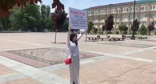 A deceived real estate investor at a picket. Makhachkala, June 13, 2023. Screenshot of the video https://www.kavkaz-uzel.eu/admin/articles/389598 A deceived real estate investor at a picket. Makhachkala, June 13, 2023. Screenshot of the video https://www.kavkaz-uzel.eu/admin/articles/389598