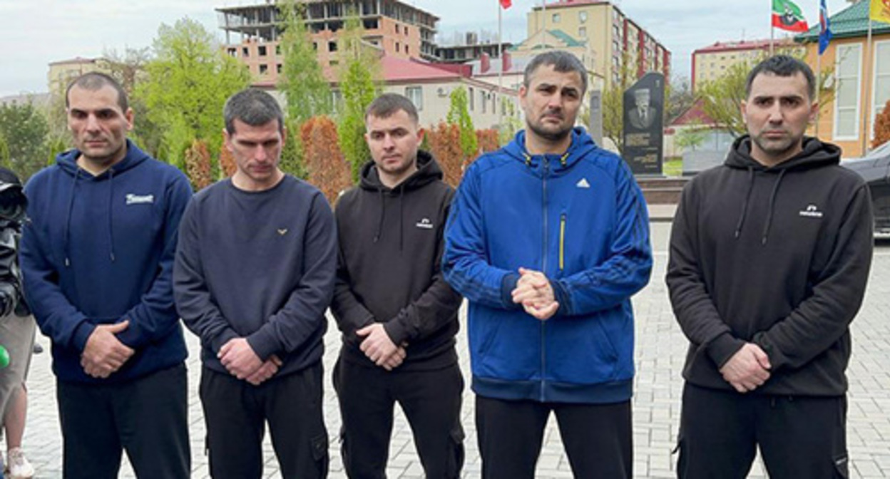 Five fighters of the “Sever-Akhmat” regiment, who were released from the Ukrainian captivity. Photo: Grozny Inform https://www.grozny-inform.ru Five fighters of the “Sever-Akhmat” regiment, who were released from the Ukrainian captivity. Photo: Grozny Inform https://www.grozny-inform.ru
