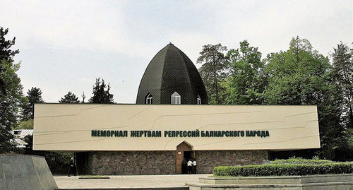Memorial to victims of repression in Nalchik. Photo: https://ru.wikipedia.org/wiki/Мемориал_жертвам_репрессий_балкарского_народа Memorial to victims of repression in Nalchik. Photo: https://ru.wikipedia.org/wiki/Мемориал_жертвам_репрессий_балкарского_народа
