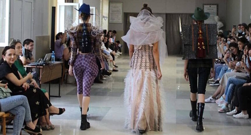 A fashion show at the Dagestani Arts School. Screenshot of the video https://www.youtube.com/shorts/U0kavyYvG1g A fashion show at the Dagestani Arts School. Screenshot of the video https://www.youtube.com/shorts/U0kavyYvG1g