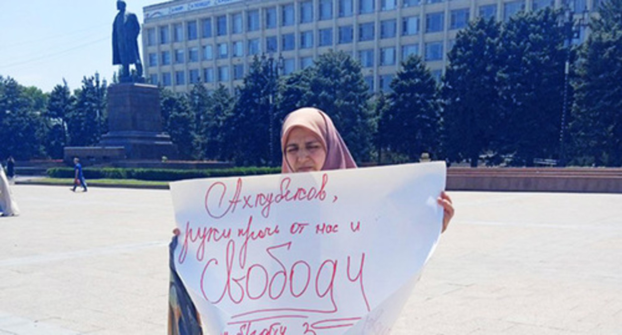 A female resident of Dagestan has held a solo picket, demanding the release of her brother. Photo: https://t.me/chernovik/53767 A female resident of Dagestan has held a solo picket, demanding the release of her brother. Photo: https://t.me/chernovik/53767