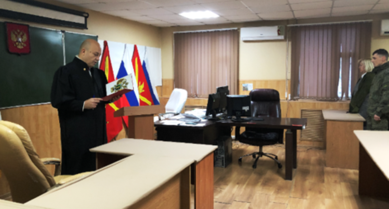 Announcement of the verdict against Alexander Khmelev in the case on abandoning the service in the Grozny garrison military court. Screenshot of the photo published on the "Grozny Inform" website on December 26, 2022 https://www.grozny-inform.ru/news/society/146935/ Announcement of the verdict against Alexander Khmelev in the case on abandoning the service in the Grozny garrison military court. Screenshot of the photo published on the "Grozny Inform" website on December 26, 2022 https://www.grozny-inform.ru/news/society/146935/