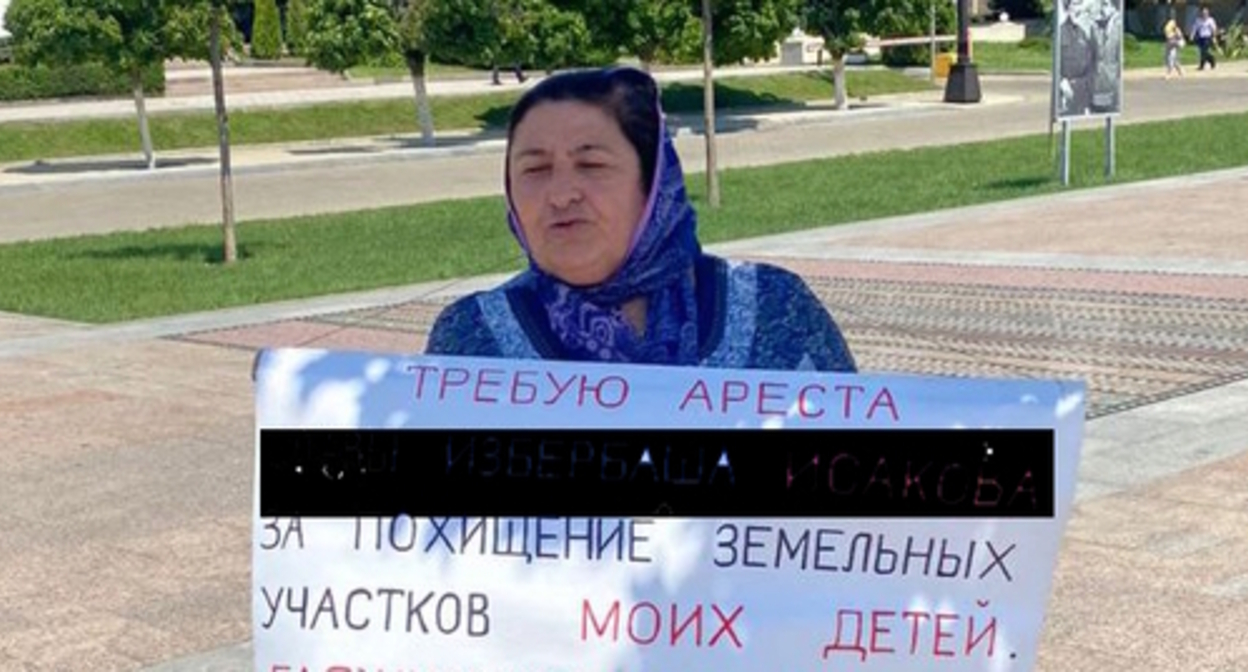 A resident of Izberbash at a picket, photo: https://t.me/chernovik/55685 A resident of Izberbash at a picket, photo: https://t.me/chernovik/55685