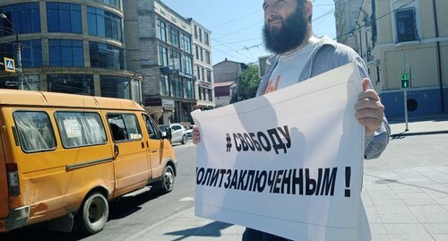 Idris Yusupov at a solo picket. Makhachkala, July 17, 2023. Photo from the Telegram channel of the "Chernovik" (Draft) outlet Idris Yusupov at a solo picket. Makhachkala, July 17, 2023. Photo from the Telegram channel of the "Chernovik" (Draft) outlet