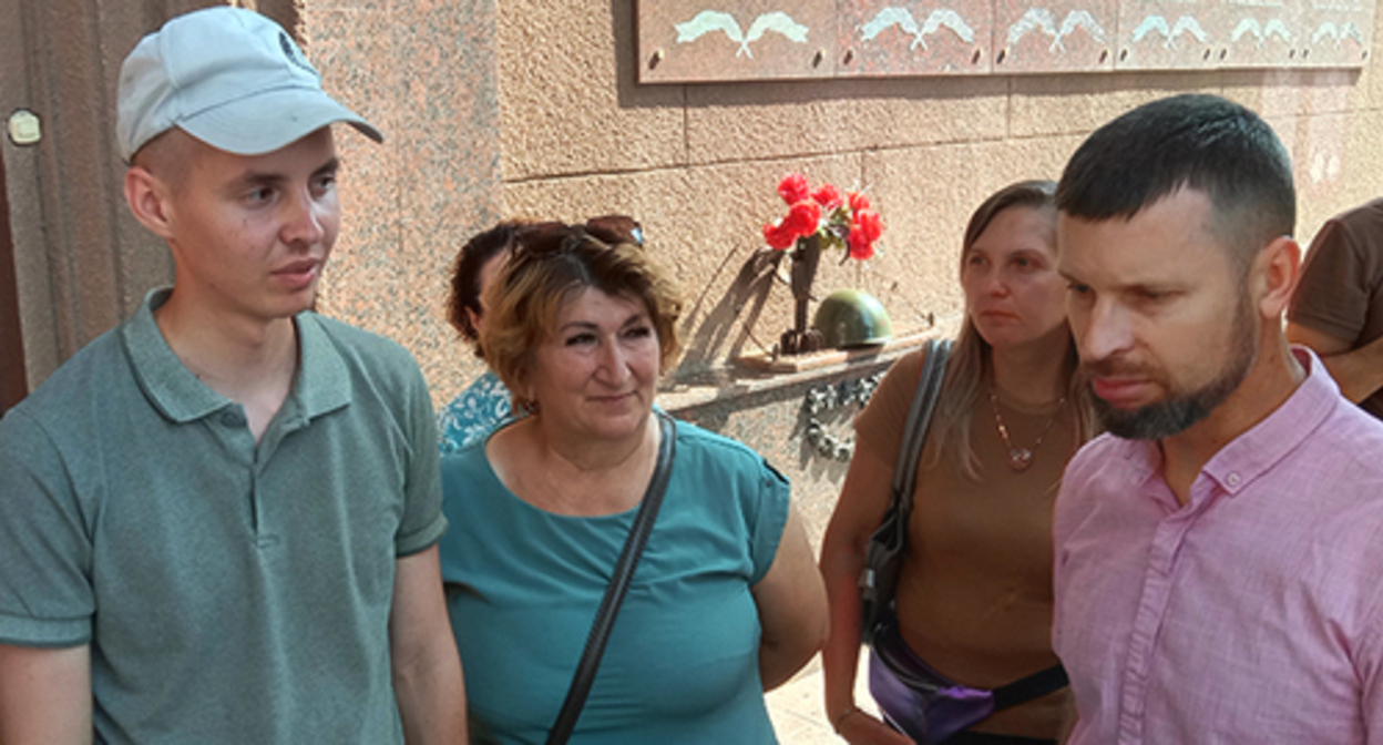 Anton Kuznetsov (on the left) talks to the advocate after the court session. Volgograd, July 27, 2023. Photo by Vyacheslav Yaschenko for the "Caucasian Knot" Anton Kuznetsov (on the left) talks to the advocate after the court session. Volgograd, July 27, 2023. Photo by Vyacheslav Yaschenko for the "Caucasian Knot"