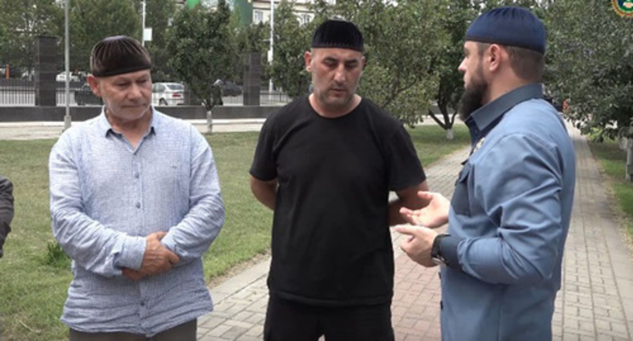 Akhmed Dudaev, the Minister of Press and Information of Chechnya, talks to a local resident Aslan who reposted information about the mass deaths of soldiers of the "Sever-Akhmat" regiment. Screenshot of the video https://t.me/akhmeddudaev/2068 Akhmed Dudaev, the Minister of Press and Information of Chechnya, talks to a local resident Aslan who reposted information about the mass deaths of soldiers of the "Sever-Akhmat" regiment. Screenshot of the video https://t.me/akhmeddudaev/2068