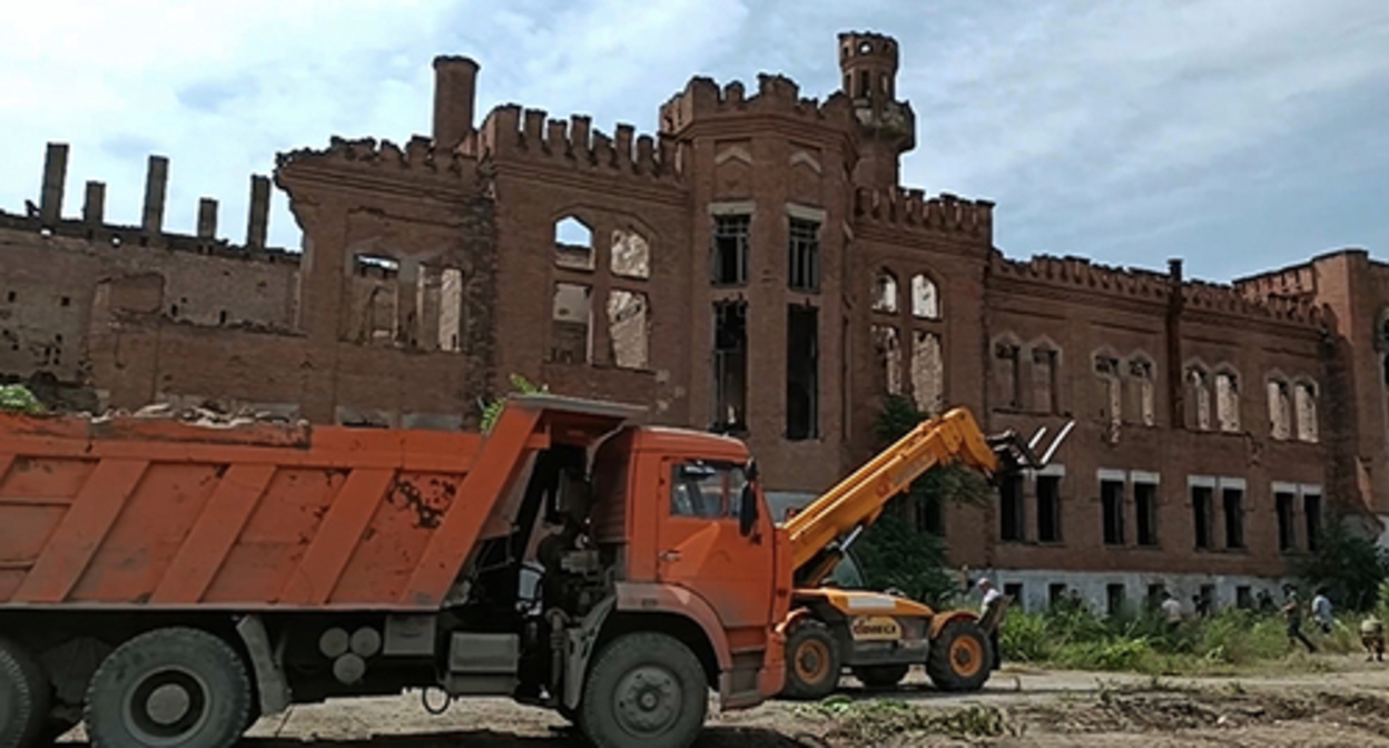 Subbotnik (volunteer unpaid work on Saturday) in the so-called "English Castle" in Chechnya. Photo by the "Chechnya Today" news agency https://chechnyatoday.com/news/365829 Subbotnik (volunteer unpaid work on Saturday) in the so-called "English Castle" in Chechnya. Photo by the "Chechnya Today" news agency https://chechnyatoday.com/news/365829