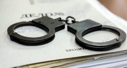 Handcuffs, photo by Yelena Sineok, Yuga.ru Handcuffs, photo by Yelena Sineok, Yuga.ru