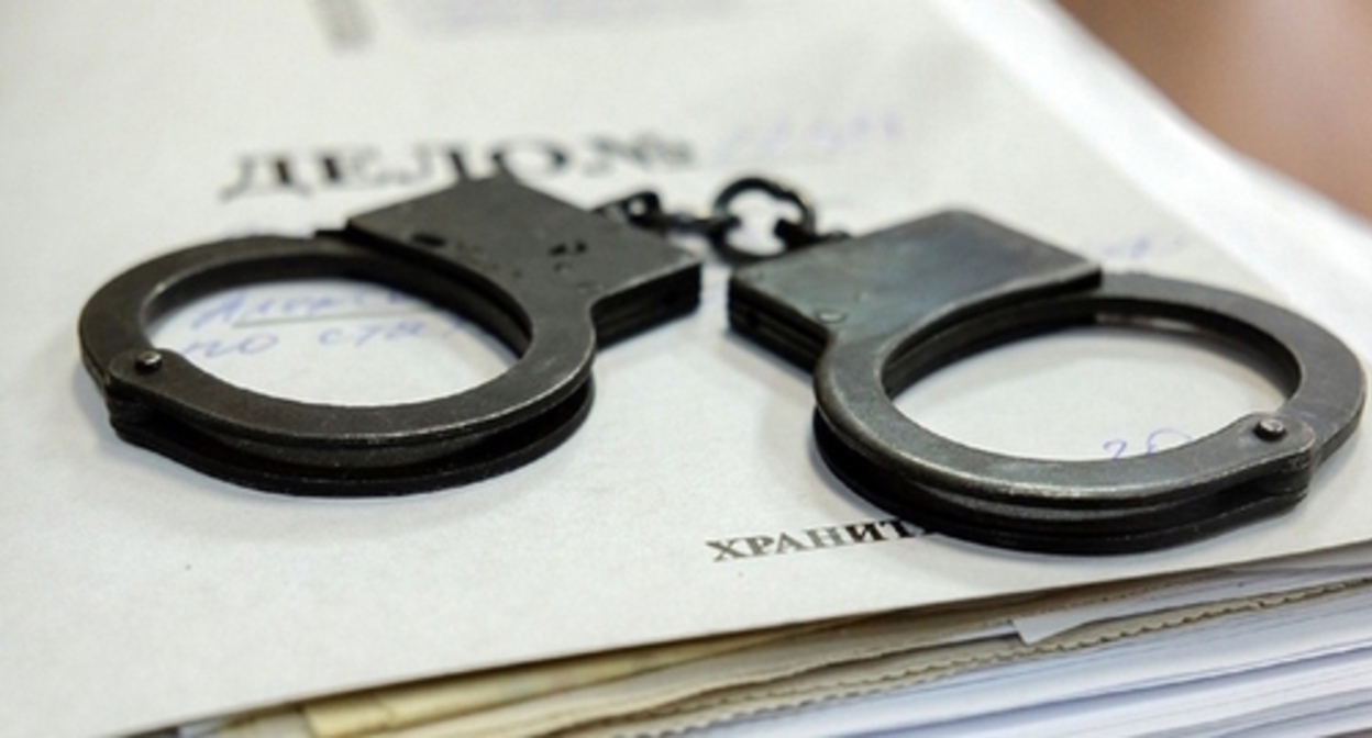 Handcuffs, photo by Yelena Sineok, Yuga.ru Handcuffs, photo by Yelena Sineok, Yuga.ru