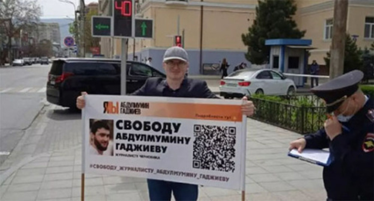 Magomed Magomedov at a solo picket in defence of Gadjiev. Photo https://chernovik.net Magomed Magomedov at a solo picket in defence of Gadjiev. Photo https://chernovik.net