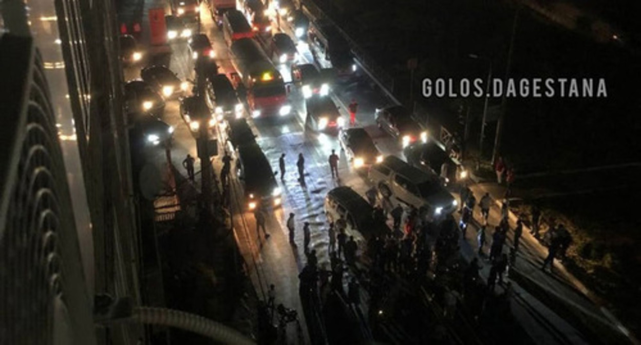 A protest action in Akushinsky Avenue in Makhachkala. Screenshot of the video https://vk.com/wall-74219800_2039161 A protest action in Akushinsky Avenue in Makhachkala. Screenshot of the video https://vk.com/wall-74219800_2039161