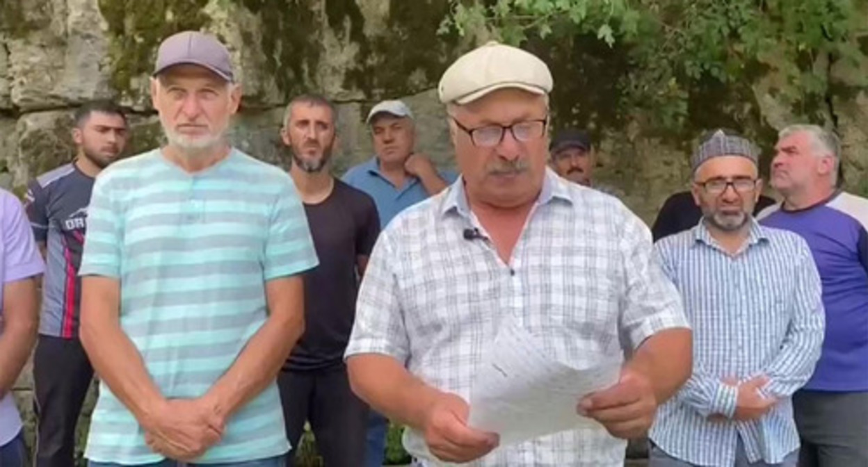 Residents of the village of Gimeidi recorded a video appeal to the head of Dagestan, Sergey Melikov. Screenshot of the video https://www.instagram.com/p/CwYHctOq-oo/ Residents of the village of Gimeidi recorded a video appeal to the head of Dagestan, Sergey Melikov. Screenshot of the video https://www.instagram.com/p/CwYHctOq-oo/