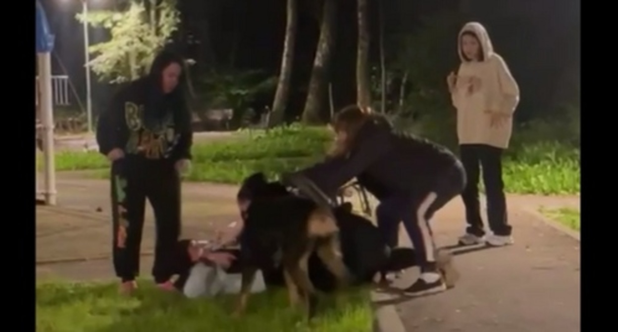Screenshot of the video of an attack on a native of Northern Caucasus in New Moscow https://t.me/ostorozhno_moskva/8318 Screenshot of the video of an attack on a native of Northern Caucasus in New Moscow https://t.me/ostorozhno_moskva/8318