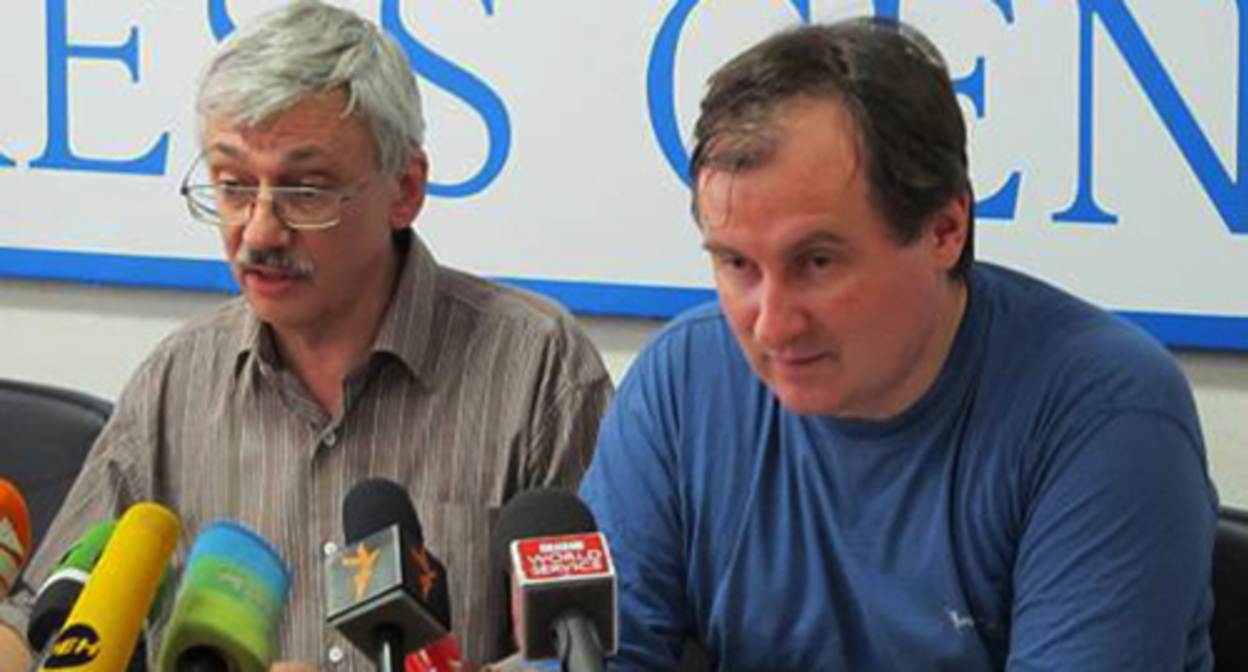 Oleg Orlov (on the left) and Alexander Cherkasov. Photo by Yelena Sannikova (elena-n-s.livejournal.com) Oleg Orlov (on the left) and Alexander Cherkasov. Photo by Yelena Sannikova (elena-n-s.livejournal.com)