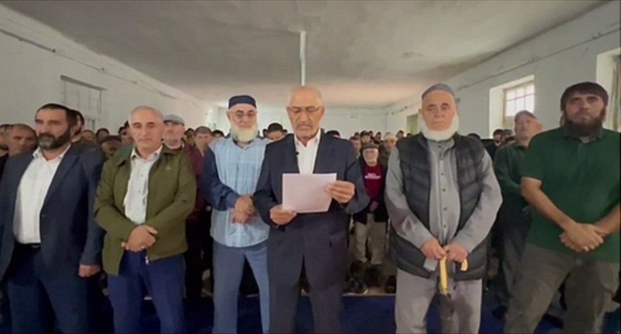 A representative of the initiative group of residents of the village of Mutsalaul reads out an appeal to Vladimir Putin on behalf of those gathered. Screenshot of the video from the Telegram channel of the "Chernovik" outlet https://t.me/chernovik/60111 A representative of the initiative group of residents of the village of Mutsalaul reads out an appeal to Vladimir Putin on behalf of those gathered. Screenshot of the video from the Telegram channel of the "Chernovik" outlet https://t.me/chernovik/60111