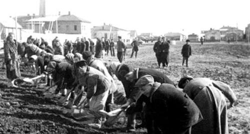 Repressed people doing hard physical work. 1943-1944. Photo http://www.riakchr.ru/ko-dnyu-deportatsii-karachaevskogo-naroda-shkolnikov-urupskogo-rajona-poznakomili-s-istoriej-repressirovannykh-narodov/ Repressed people doing hard physical work. 1943-1944. Photo http://www.riakchr.ru/ko-dnyu-deportatsii-karachaevskogo-naroda-shkolnikov-urupskogo-rajona-poznakomili-s-istoriej-repressirovannykh-narodov/