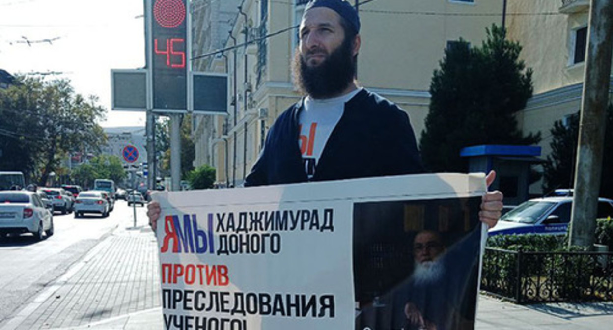 Idris Yusupov held a solo picket in Makhachkala. October 9, 2023. Photo from the Telegram channel of the "Chernovik" outlet Idris Yusupov held a solo picket in Makhachkala. October 9, 2023. Photo from the Telegram channel of the "Chernovik" outlet