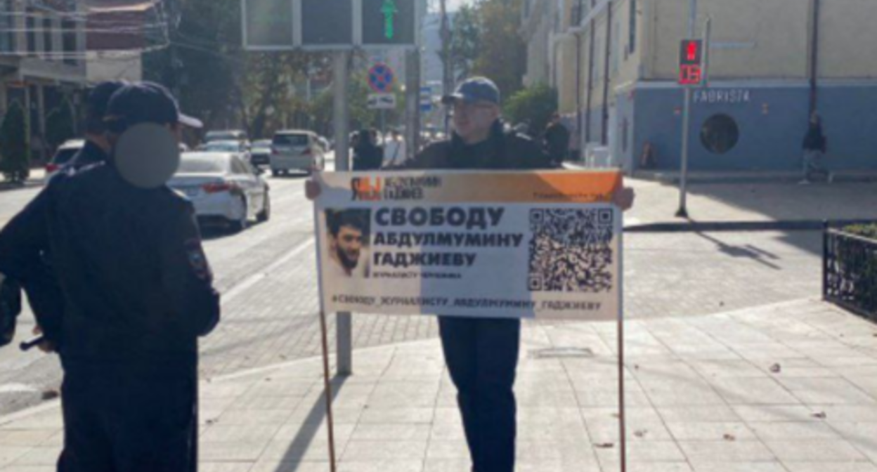 Magomed Magomedov at a picket held in support of Abdulmumin Gadjiev. Screenshot of the photo posted on the Telegram channel of the "Chernovik" outlet on OCtober 9, 2023 https://t.me/chernovik/61401 Magomed Magomedov at a picket held in support of Abdulmumin Gadjiev. Screenshot of the photo posted on the Telegram channel of the "Chernovik" outlet on OCtober 9, 2023 https://t.me/chernovik/61401