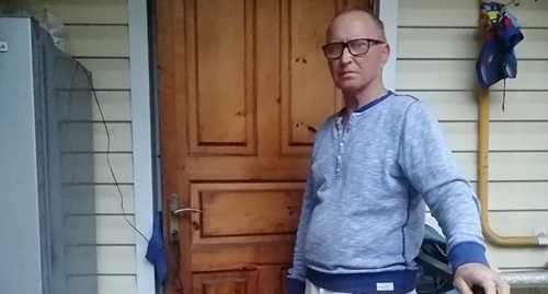 Vladimir Atamanchuk on his doorstep. Photo by the "Caucasian Knot" correspondent Vladimir Atamanchuk on his doorstep. Photo by the "Caucasian Knot" correspondent