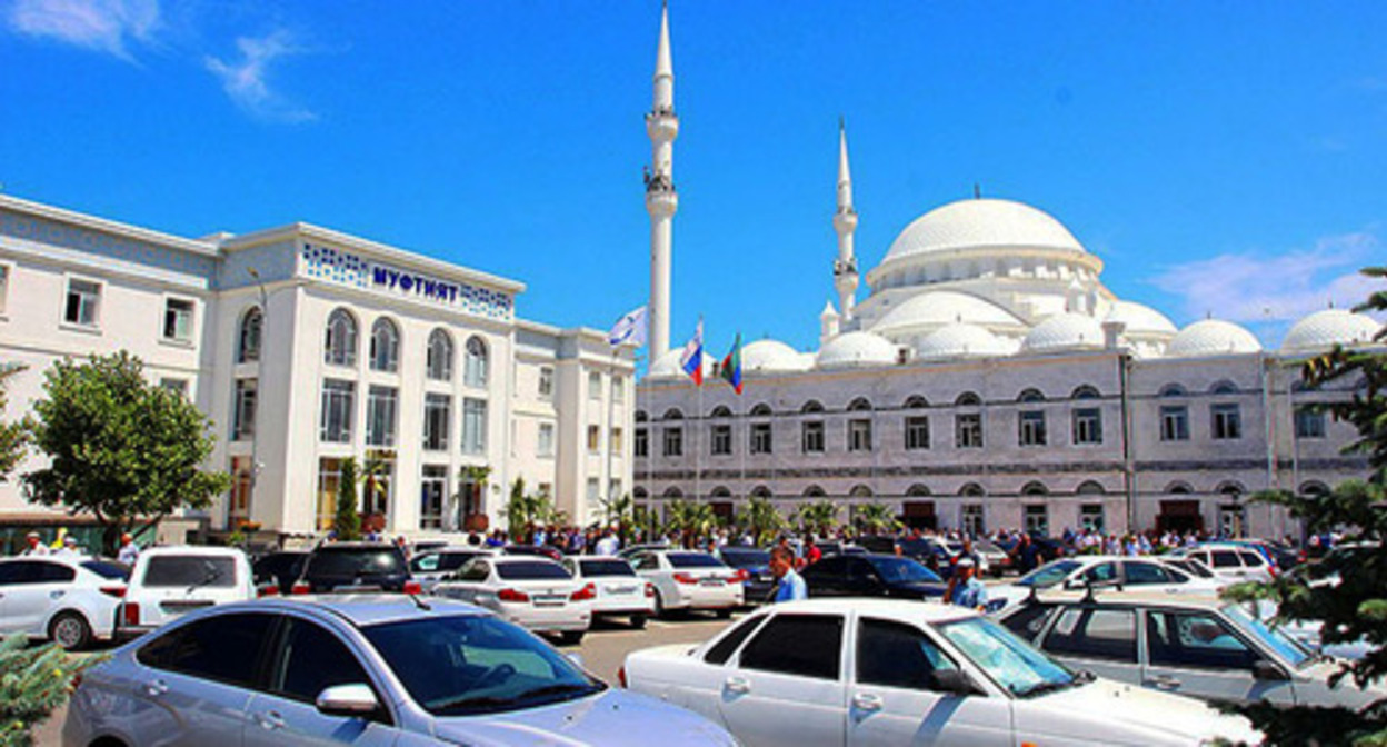 The building of the Dagestani Muftiate and the Grand Mosque in Makhachkala. Photo: Аль Гимравий https://ru.wikipedia.org The building of the Dagestani Muftiate and the Grand Mosque in Makhachkala. Photo: Аль Гимравий https://ru.wikipedia.org