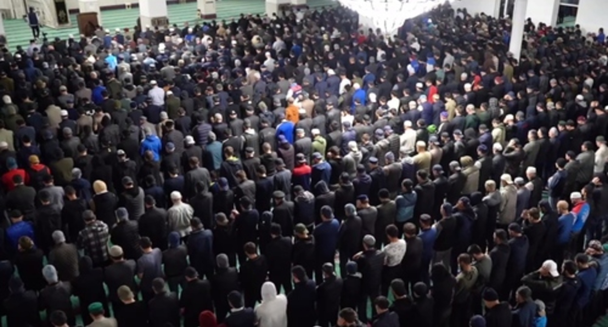Believers in the Central Juma Mosque in Makhachkala. Screenshot of the video by the Muftiate of Dagestan https://t.me/muftiyat_rd/8901 Believers in the Central Juma Mosque in Makhachkala. Screenshot of the video by the Muftiate of Dagestan https://t.me/muftiyat_rd/8901