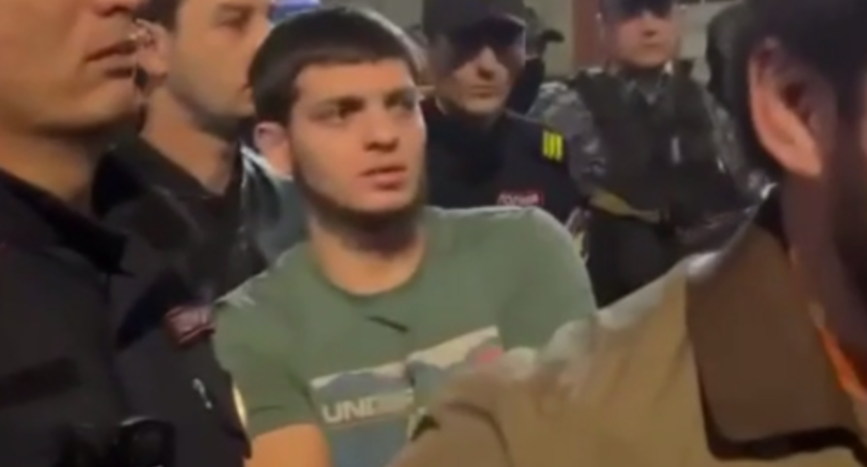 Law enforcers and protesters in Khasavyurt. Screenshot of the video published on the "RusNews" Telegram channel on October 28, 2023 https://t.me/rusnews/43329 Law enforcers and protesters in Khasavyurt. Screenshot of the video published on the "RusNews" Telegram channel on October 28, 2023 https://t.me/rusnews/43329