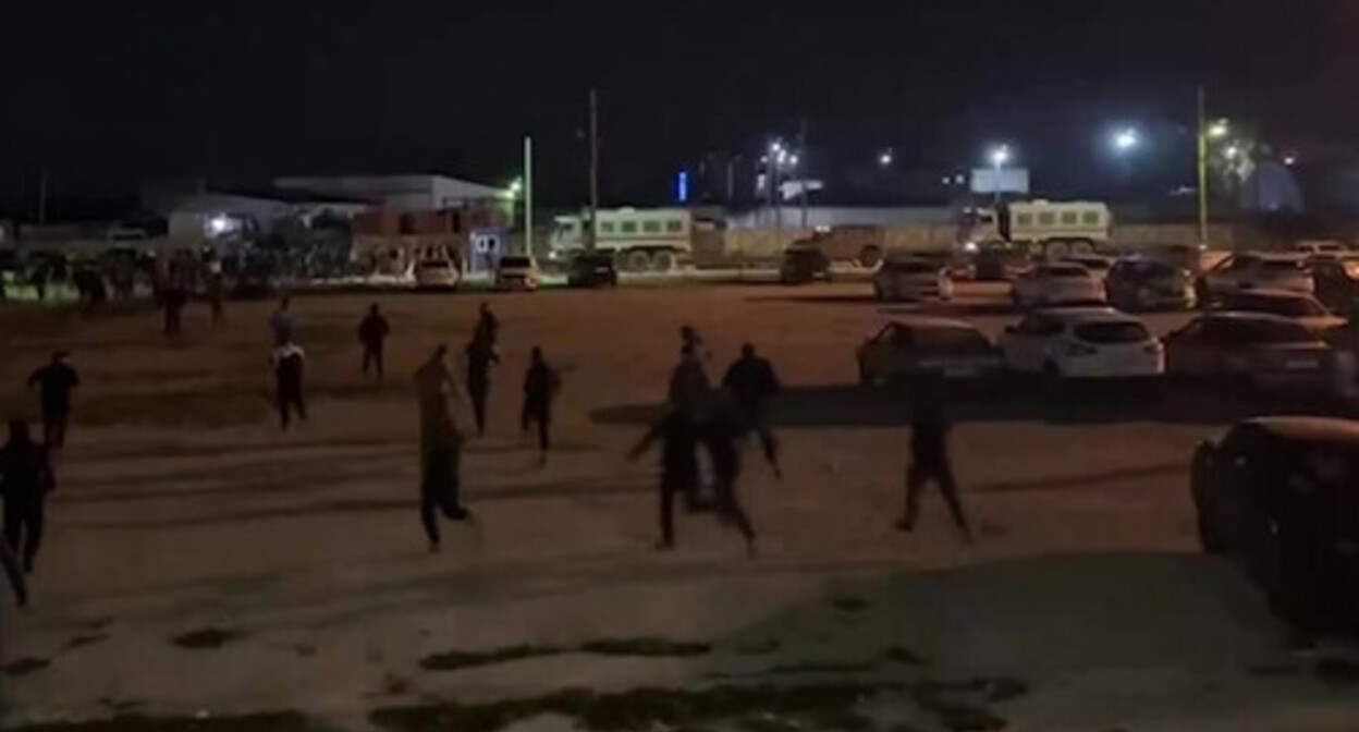 Mass unrest in Makhachkala. Screenshot of the video by Tengrinews.kz Mass unrest in Makhachkala. Screenshot of the video by Tengrinews.kz