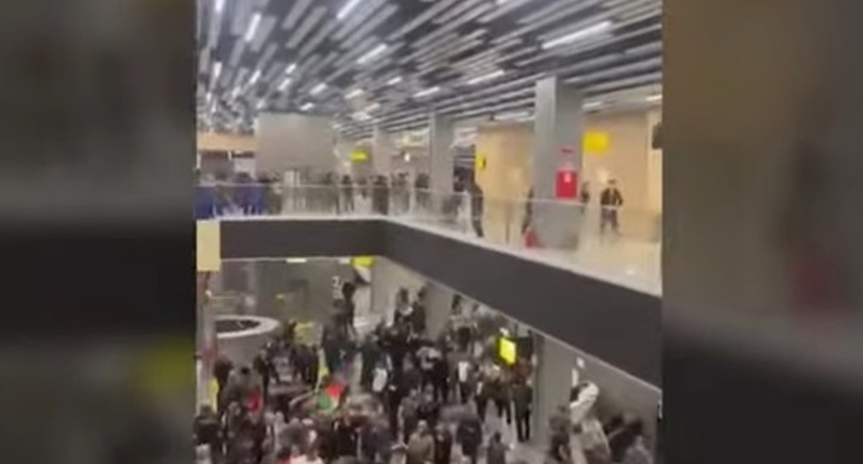 A protester at the Makhachkala Airport. Screenshot of the video by the "Caucasian Knot" A protester at the Makhachkala Airport. Screenshot of the video by the "Caucasian Knot"