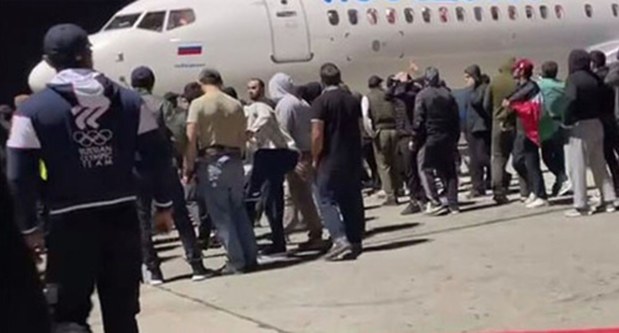 Riots at the Makhachkala Airport. October 29, 2023. Screenshot of the video from the Telegram channel "Ranshe vsekh. Nu pochti" (Earlier Than Anyone. Well, Almost) Riots at the Makhachkala Airport. October 29, 2023. Screenshot of the video from the Telegram channel "Ranshe vsekh. Nu pochti" (Earlier Than Anyone. Well, Almost)