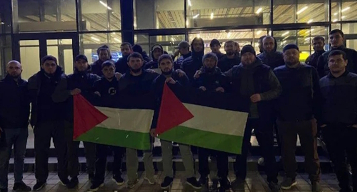 Residents of Dagestan holding the flags of Palestine near the airport in Makhachkala, screenshot of the video https://vk.com/wall-123538639_3900165?ysclid=los24evydo99880292 Residents of Dagestan holding the flags of Palestine near the airport in Makhachkala, screenshot of the video https://vk.com/wall-123538639_3900165?ysclid=los24evydo99880292
