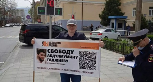Magomed Magomedov at a solo picket in defence of Abdulmumin Gadjiev. Photo https://chernovik.net Magomed Magomedov at a solo picket in defence of Abdulmumin Gadjiev. Photo https://chernovik.net
