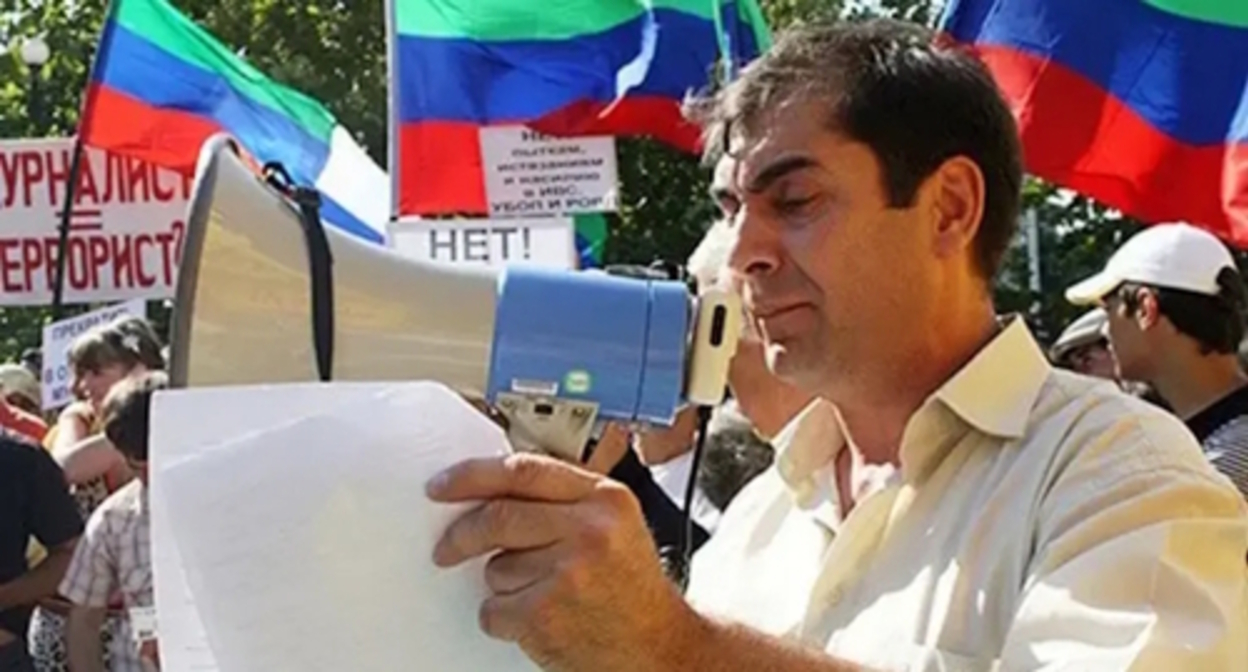 Khadjimurad Kamalov at a rally against arbitrariness of law enforcers. Makhachkala, 2008. Photo: http://www.chernovik.net Khadjimurad Kamalov at a rally against arbitrariness of law enforcers. Makhachkala, 2008. Photo: http://www.chernovik.net