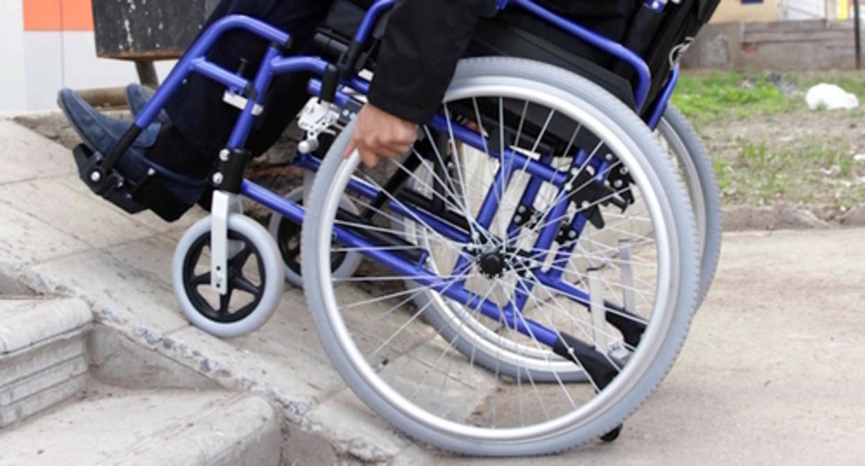 A wheelchair user on a ramp, photo: pokayadoma.ru A wheelchair user on a ramp, photo: pokayadoma.ru