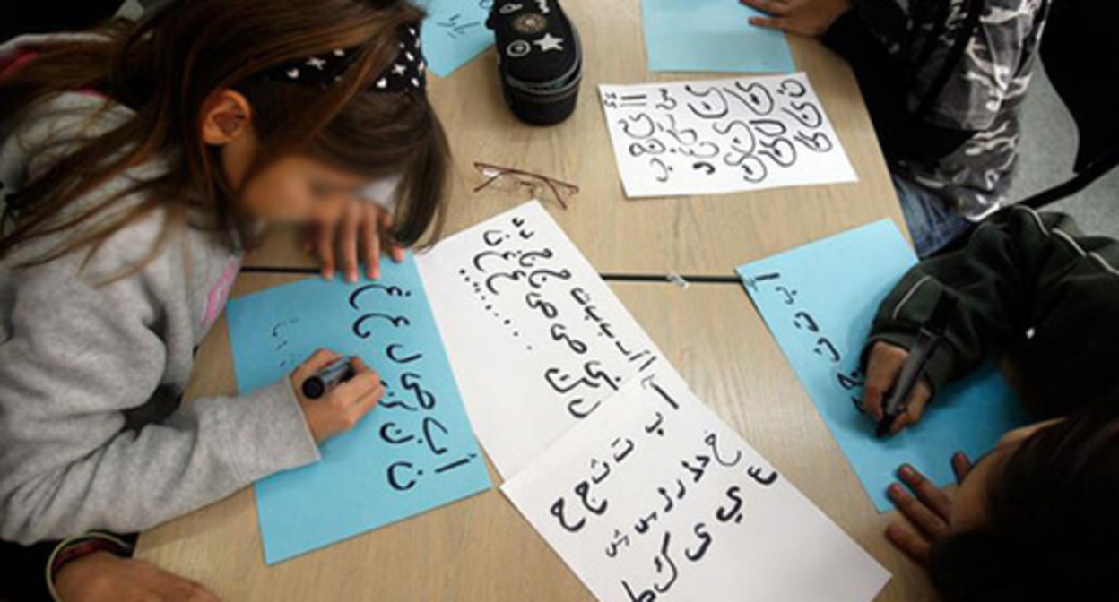 A lesson in Arabic. Photo: https://startschool-msk.ru/arabskij-yazyk-dlya-detej A lesson in Arabic. Photo: https://startschool-msk.ru/arabskij-yazyk-dlya-detej