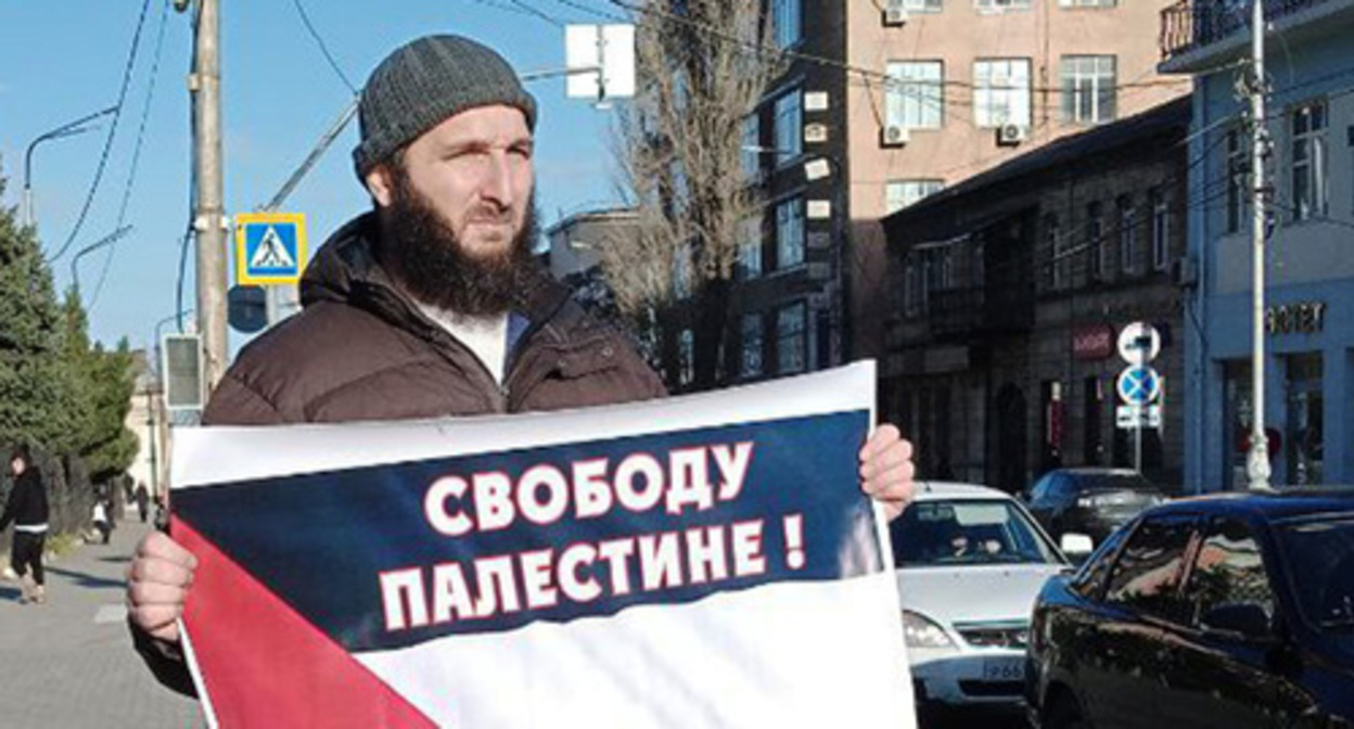 Journalist Idris Yusupov* at a solo picket. Makhachkala, December 25, 2023. Photo from the Telegram channel of the weekly newspaper “Chernovik” (Rough Draft) *included into the register of foreign agents Journalist Idris Yusupov* at a solo picket. Makhachkala, December 25, 2023. Photo from the Telegram channel of the weekly newspaper “Chernovik” (Rough Draft) *included into the register of foreign agents