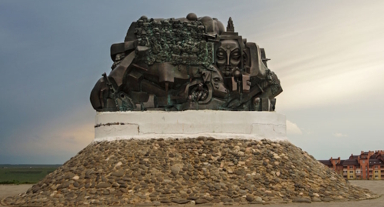 The monument “Exodus and Return”. Photo https://ru.wikipedia.org/wiki/%D0%98%D1%81%D1%85%D0%BE%D0%B4_%D0%B8_%D0%92%D0%BE%D0%B7%D0%B2%D1%80%D0%B0%D1%89%D0%B5%D0%BD%D0%B8%D0%B5_(%D0%BF%D0%B0%D0%BC%D1%8F%D1%82%D0%BD%D0%B8%D0%BA) The monument “Exodus and Return”. Photo https://ru.wikipedia.org/wiki/%D0%98%D1%81%D1%85%D0%BE%D0%B4_%D0%B8_%D0%92%D0%BE%D0%B7%D0%B2%D1%80%D0%B0%D1%89%D0%B5%D0%BD%D0%B8%D0%B5_(%D0%BF%D0%B0%D0%BC%D1%8F%D1%82%D0%BD%D0%B8%D0%BA)