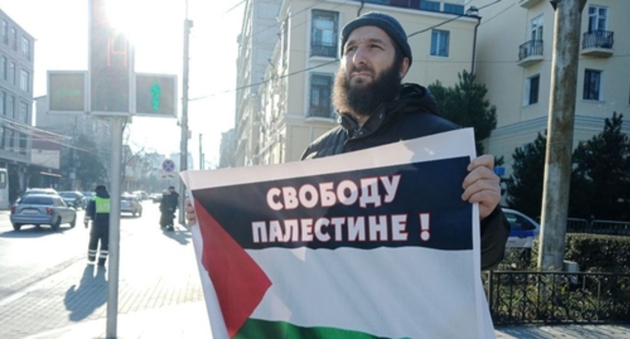 Idris Yusupov*, a journalist (included into the register of foreign agents), at a solo picket in Makhachkala. Photo: “Chernovik” (Rough Draft) https://t.me/chernovik/65791 Idris Yusupov*, a journalist (included into the register of foreign agents), at a solo picket in Makhachkala. Photo: “Chernovik” (Rough Draft) https://t.me/chernovik/65791