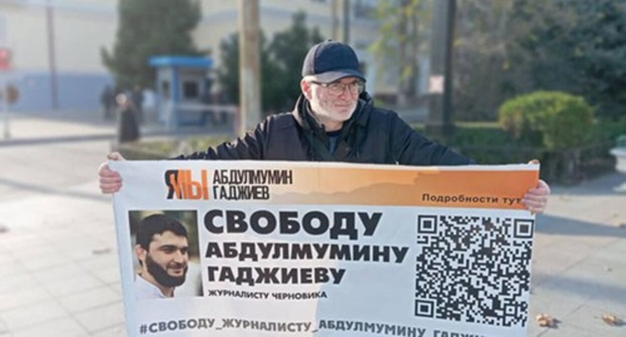 Magomed Magomedov at a solo picket. Makhachkala, December 4, 2023. Photo from the Telegram channel of the "Chernovik" outlet Magomed Magomedov at a solo picket. Makhachkala, December 4, 2023. Photo from the Telegram channel of the "Chernovik" outlet
