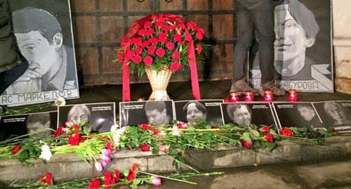 Laying flowers at the site of the murder of Stanislav Markelov, an advocate, and Anastasia Baburova, a journalist of the newspaper “Novaya Gazeta”. Moscow, January 19, 2015. Photo by Yuliya Buslavskaya for the "Caucasian Knot" Laying flowers at the site of the murder of Stanislav Markelov, an advocate, and Anastasia Baburova, a journalist of the newspaper “Novaya Gazeta”. Moscow, January 19, 2015. Photo by Yuliya Buslavskaya for the "Caucasian Knot"