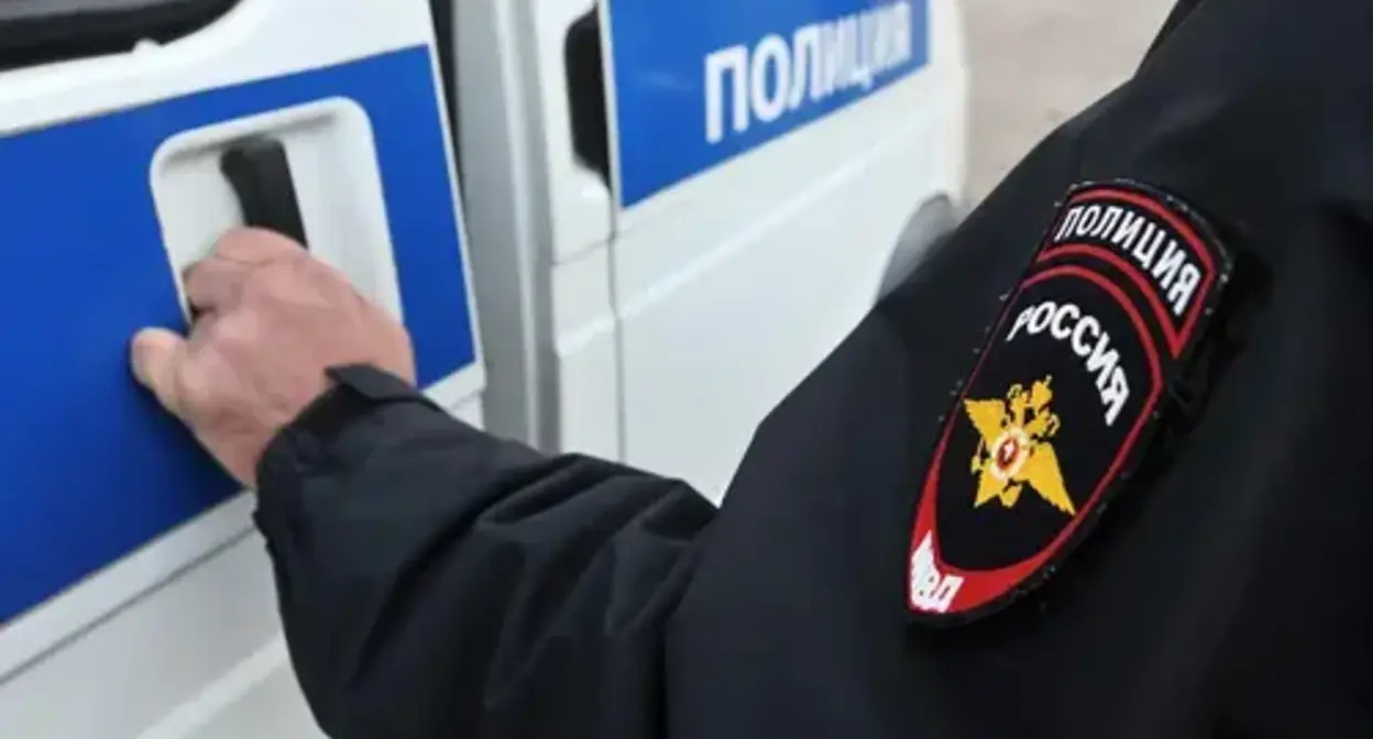 A law enforcer. Photo: https://fortanga.org/2024/02/zhitel-nazranovskogo-rajona-zayavil-o-podkinutoj-vo-vremya-obyska-granate/ A law enforcer. Photo: https://fortanga.org/2024/02/zhitel-nazranovskogo-rajona-zayavil-o-podkinutoj-vo-vremya-obyska-granate/