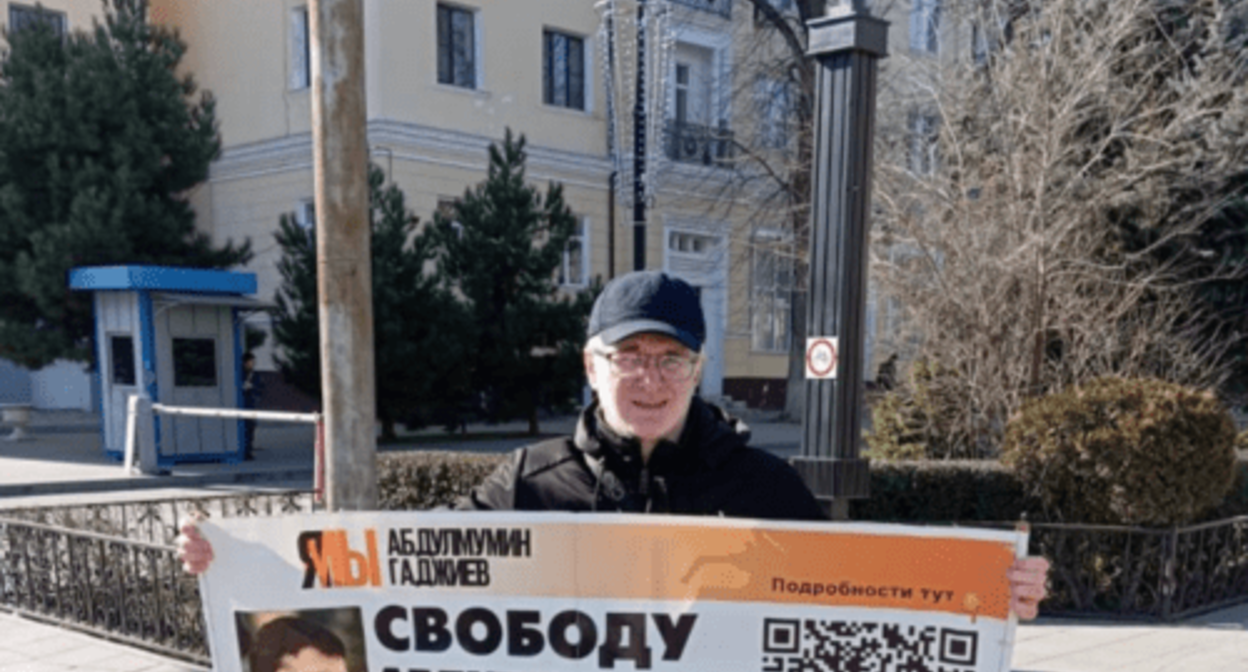 Magomed Magomedov at a picket in Gadjiev's support. Screenshot of the photo posted on the Telegram channel of the "Chernovik" outlet on February 12, 2024 https://t.me/chernovik/67599 Magomed Magomedov at a picket in Gadjiev's support. Screenshot of the photo posted on the Telegram channel of the "Chernovik" outlet on February 12, 2024 https://t.me/chernovik/67599