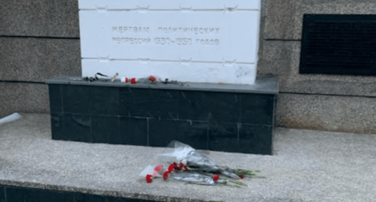 Flowers laid at the monument to victims of political repressions in Stavropol. Photo courtesy of Vitaly Zubenko for the "Caucasian Knot" Flowers laid at the monument to victims of political repressions in Stavropol. Photo courtesy of Vitaly Zubenko for the "Caucasian Knot"