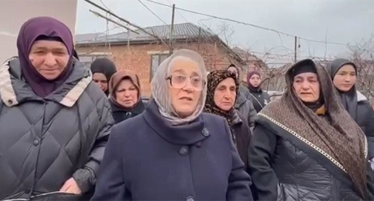 Relatives of the rioters at the Makhachkala Airport have recorded a video appeal to Russian President, Vladimir Putin. Screenshot of a video https://www.instagram.com/p/C3dNhO1MpWk/ (the activities of the Meta Company, owning Instagram, are banned in Russia) Relatives of the rioters at the Makhachkala Airport have recorded a video appeal to Russian President, Vladimir Putin. Screenshot of a video https://www.instagram.com/p/C3dNhO1MpWk/ (the activities of the Meta Company, owning Instagram, are banned in Russia)