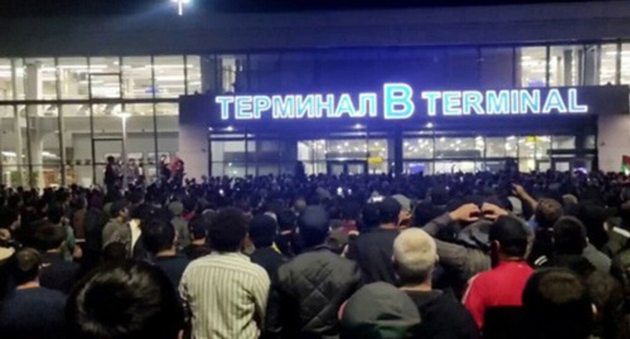 Unrest at an airport in Makhachkala. Photo: https://report.az Unrest at an airport in Makhachkala. Photo: https://report.az