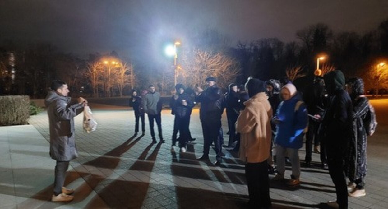 Andrei Vyazov (on the left) at a rally. Photo: https://semnasem.org/articles/2024/02/22/boli-tak-mnogo-chto-ty-ne-mozhesh-molchat-istoriya-krasnodarskogo-aktivista-kotorogo-posadili-v-specpriemnik-iz-za-piketa-v-den-smerti-navalnogo Andrei Vyazov (on the left) at a rally. Photo: https://semnasem.org/articles/2024/02/22/boli-tak-mnogo-chto-ty-ne-mozhesh-molchat-istoriya-krasnodarskogo-aktivista-kotorogo-posadili-v-specpriemnik-iz-za-piketa-v-den-smerti-navalnogo