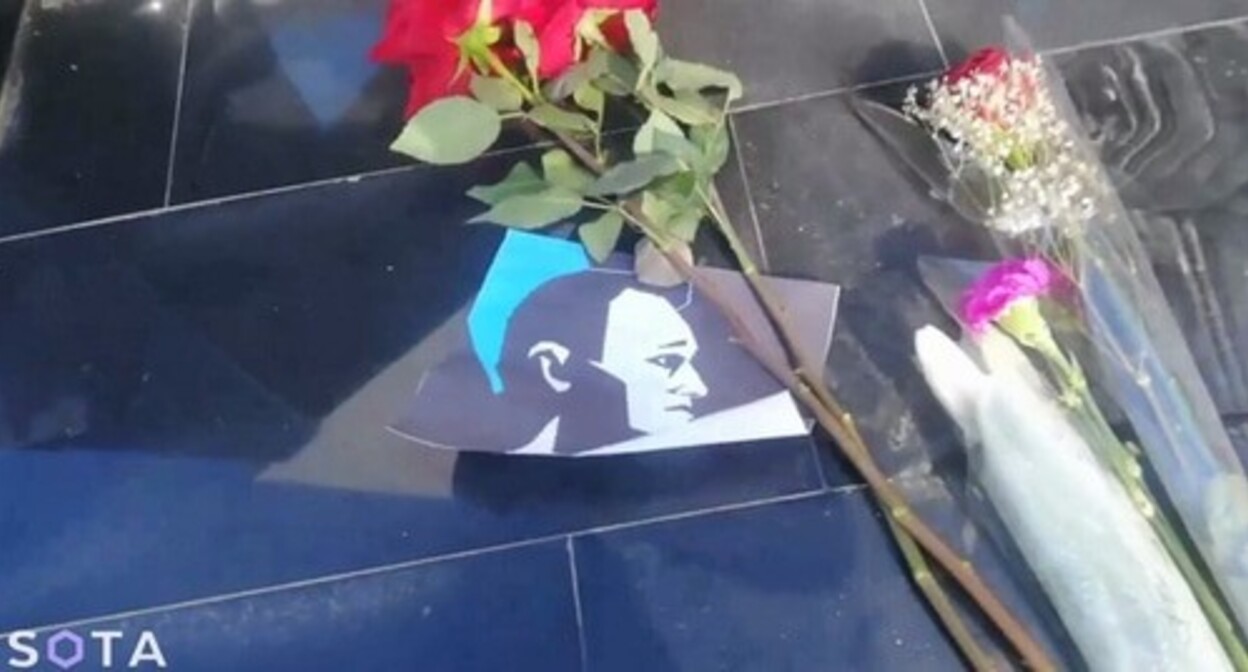 A spontaneous memorial in memory of Alexei Navalny. Screenshot of the video posted on the Sota Telegram channel https://t.me/sotaproject/75322 A spontaneous memorial in memory of Alexei Navalny. Screenshot of the video posted on the Sota Telegram channel https://t.me/sotaproject/75322