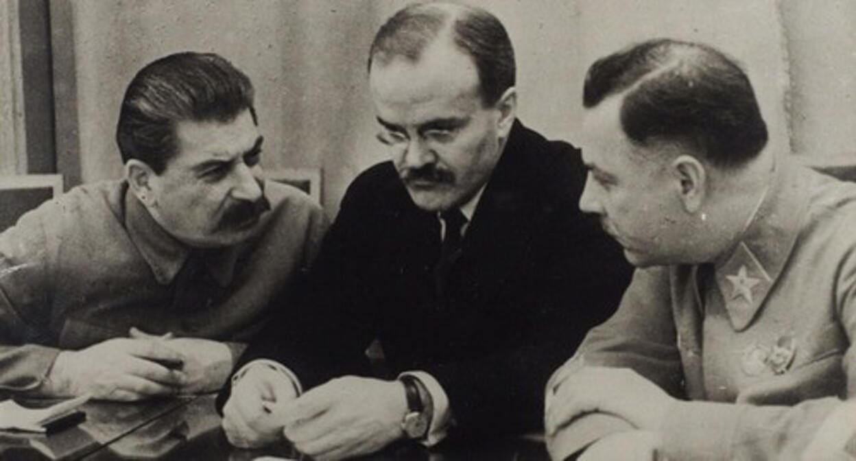 Joseph Stalin, Vyacheslav Molotov, and Klim Voroshilov (from left to right), late 1930s. Photo: https://commons.wikimedia.org/ Joseph Stalin, Vyacheslav Molotov, and Klim Voroshilov (from left to right), late 1930s. Photo: https://commons.wikimedia.org/