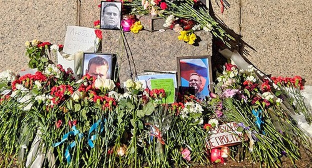 Flowers and photos of Alexei Navalny. Photo: Gesanonstein / wikipedia/commons Flowers and photos of Alexei Navalny. Photo: Gesanonstein / wikipedia/commons