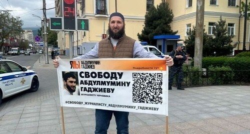 Idris Yusupov* at a picket. Photo from the Telegram channel of the newspaper “Chernovik” (Rough Draft) https://t.me/chernovik/50730 Idris Yusupov* at a picket. Photo from the Telegram channel of the newspaper “Chernovik” (Rough Draft) https://t.me/chernovik/50730